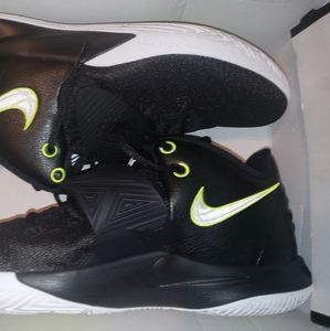 Men's kyrie flytrap III sz 10